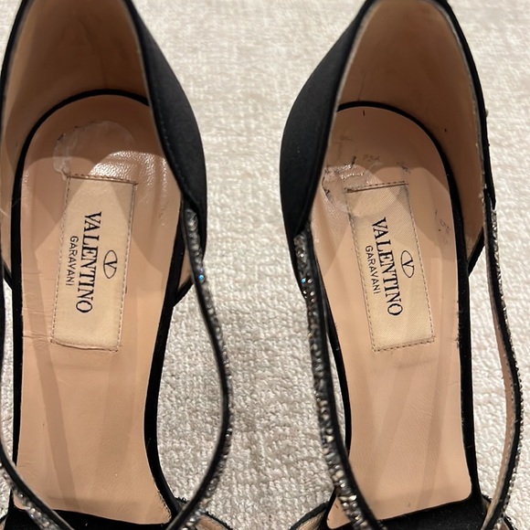 VALENTINO BLACK SATIN & MESH CRYSTAL EMBELLISHED PEEP TOE
PUMPS Size 36.5 - Picture 9 of 11